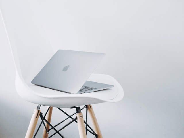 Mac Laptop auf Stuhl